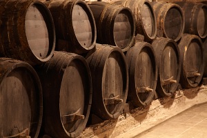 Вино в деревянных бочках