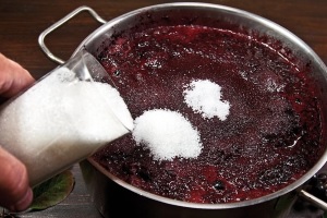 Добавление сахара в виноградное сусло