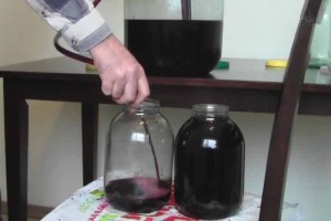 Слив виноградного вина с осадка